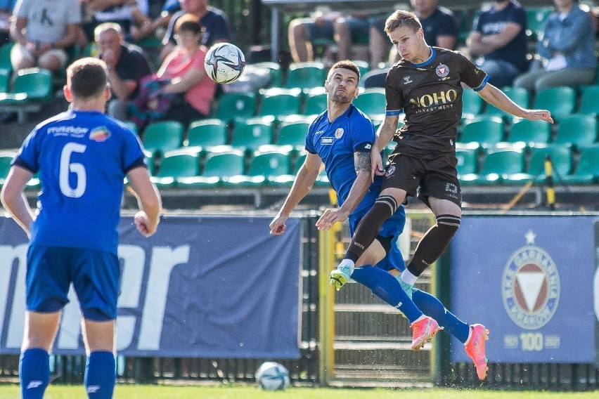 Bartłomiej Korbecki (z prawej, Garbarnia) w meczu ze Zniczem