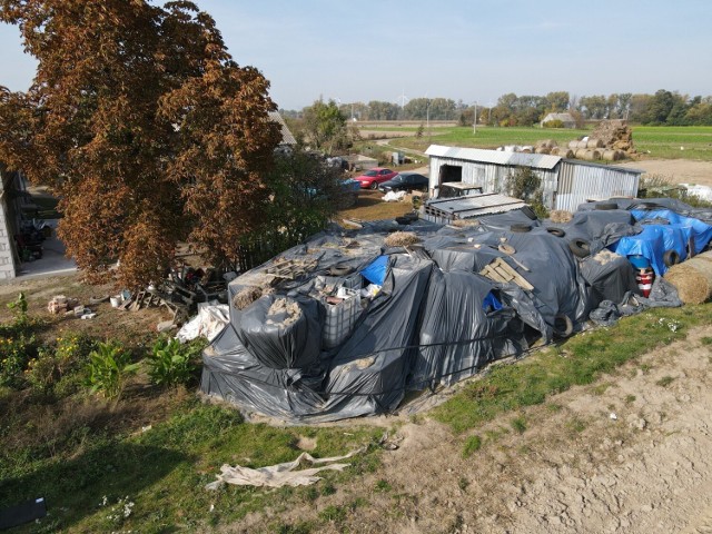Na prywatnej posesji w powiecie lipnowskim ujawniono nielegalnie składowane odpady chemiczne.