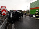 Wypadek na drodze S8 w okolicach Wolborza. Mercedes GLS uderzył w bariery