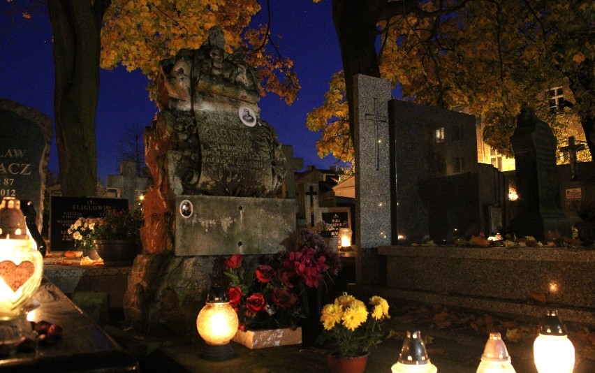 Zabytkowe cmentarze w Kaliszu po zmroku. Oświetlone zniczami...