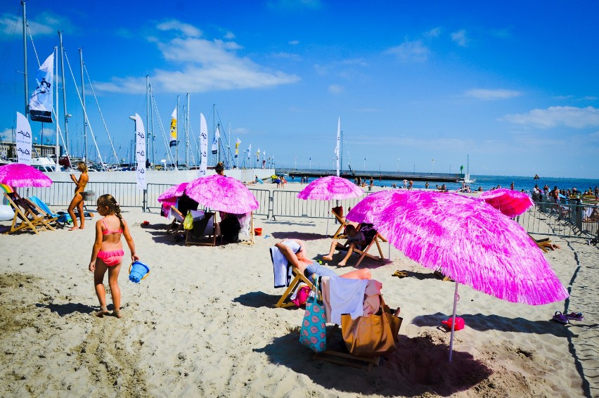 Insta plaża? Zajrzyjcie do Gdyni! Znajdziecie tam tęcze, jednorożce i kolorowe parasole. To bajkowe miejsce - Klif InstaPlaża przy Marinie