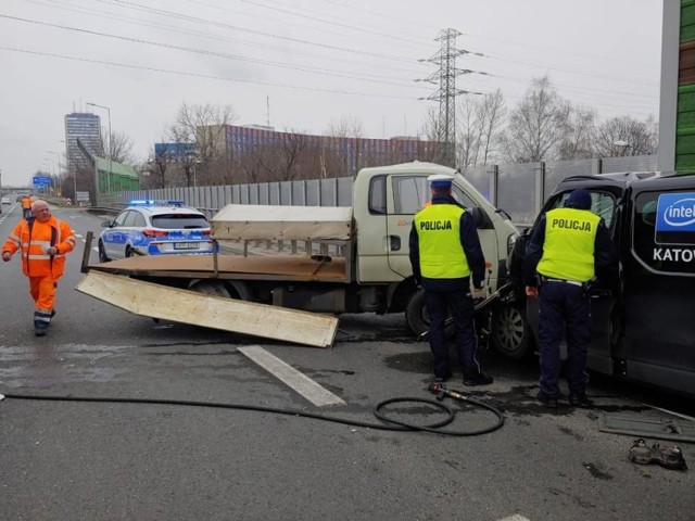 Po zderzeniu na autostradzie A4 na jezdni w kierunku Wrocławia powstał kilkukilometrowy korek.

Zobacz kolejne zdjęcia. Przesuwaj zdjęcia w prawo - naciśnij strzałkę lub przycisk NASTĘPNE