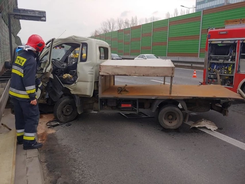 Po zderzeniu na autostradzie A4 na jezdni w kierunku...