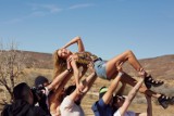 H&M loves Coachella. Odzieżowy gigant wypuszcza kolejną kolekcję na kultowy festiwal [GALERIA]