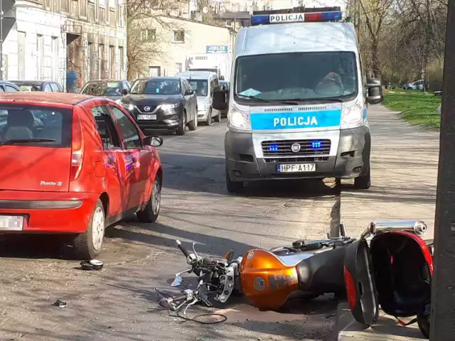 Wypadek motocyklisty na Franciszkańskiej w Łodzi. Zderzenie motocykla i fiata punto. Ranny motocyklista