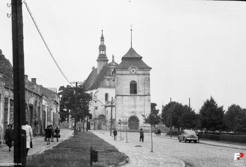 10 września 1953 , Pińczów, pl. Wolności. Kościół św. Jana...