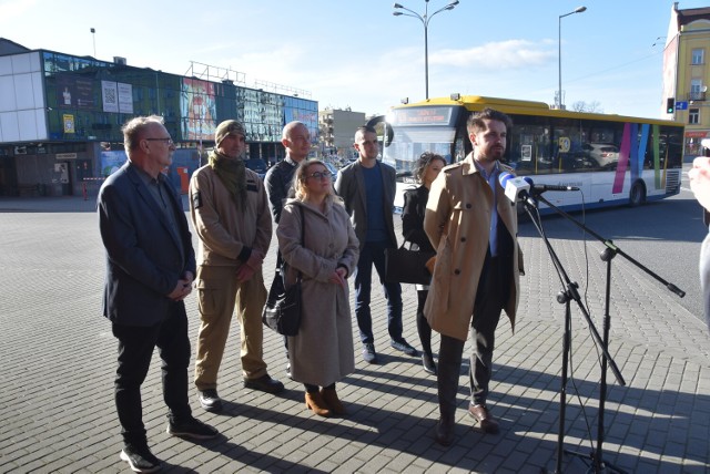 Konferencja prasowa Karola Pęczka i KW Koalicja Tarnowska Przyjazny Tarnów i Konfederacja przed budynkiem byłego dworca autobusowego