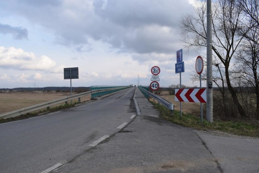 W Ispinie mieszkańcy chcą nowego mostu. W Hebdowie ostro protestują