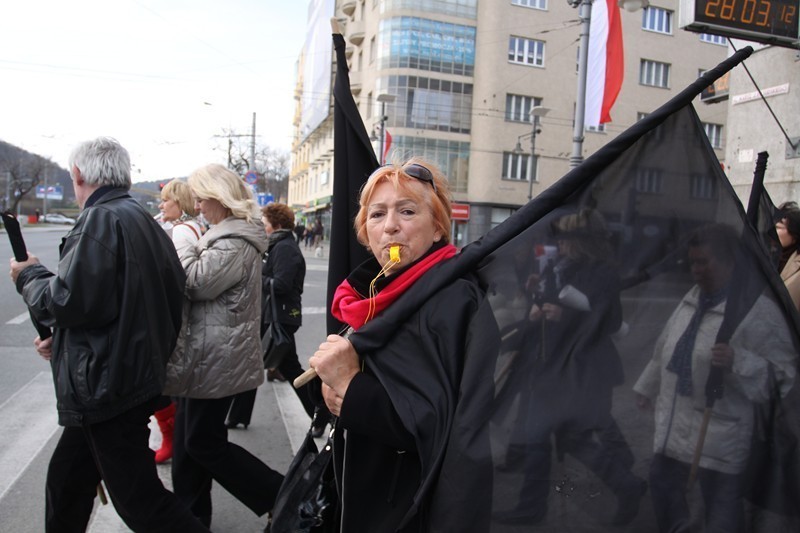 Pikieta przeciw Eko Dolinie. Nie dajmy się zagazować - krzyczeli mieszkańcy Pustek Cisowskich FOTO