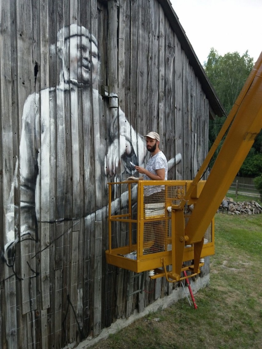 Gm. Obrzycko. "Cichy Memoriał" dotarł do Wielkopolski. Stodołę w Antoninach zdobi niezwykły mural [ZDJĘCIA]