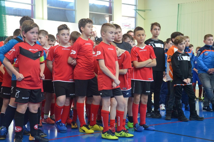 Piłkarskie zmagania młodych adeptów futbolu podczas turnieju o puchar burmistrza