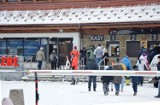 Świąteczne szusowanie w Beskidach. Stoki są pełne narciarzy i snowboardzistów. Ostatnia szansa przed narodową kwarantanną