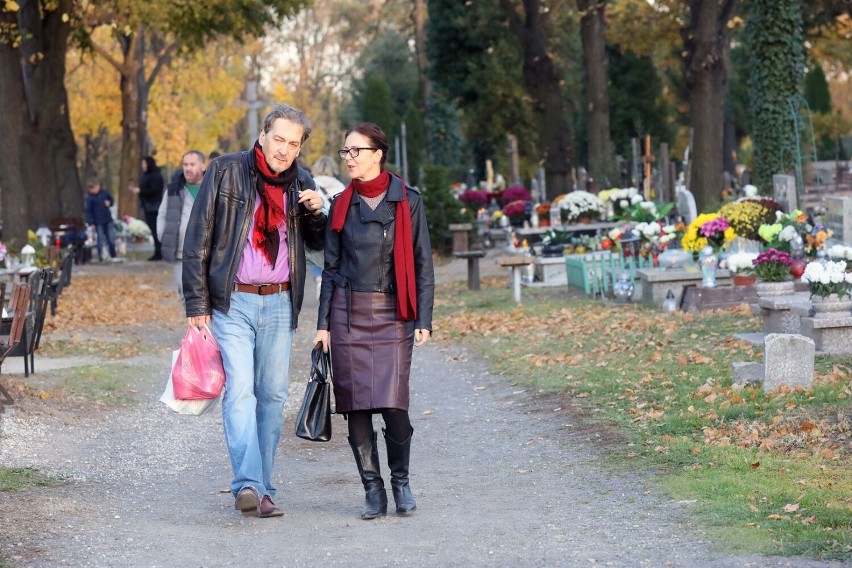 Tłumy na legnickim Cmentarzu Komunalnym w przeddzień Wszystkich Świętych