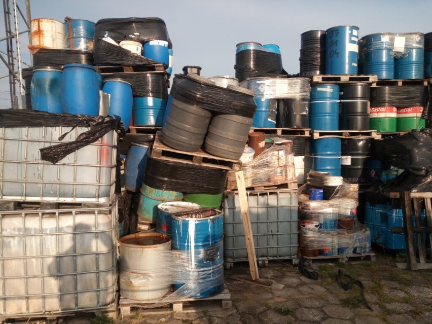 Kilkaset beczek z toksycznymi odpadami w centrum Rozprzy....
