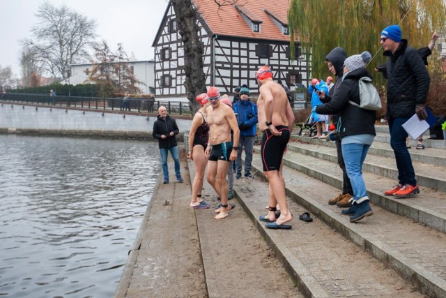 Ponad 200 pływaków rywalizowało w sobotę w Ice Swimming Bydgoszcz Festival. Zawody w zimowej odmianie pływania odbywają się przy Wyspie Młyńskiej od 2018 roku. Z roku na rok impreza zyskuje coraz większe grono zwolenników, nie brakowało gości z całej Polski. 

Organizatorzy przygotowali dla uczestników pięć wymagających dystansów. Najkrótszy - sprinterski, a najdłuższy - królewski - wynosił 1000 metrów. Zobaczcie zdjęcia z rywalizacji >>>

Aby przejść do galerii, przesuń zdjęcie gestem lub naciśnij strzałkę w prawo.