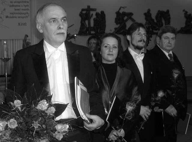 Janusz Muszyński podczas Tyskich Wieczorów Kolędowych w kościele Świętej Rodziny w roku 2006
