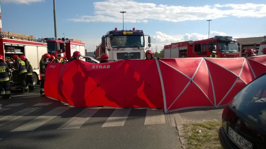 Tragiczny wypadek na rondzie Sybiraków w Łodzi. Nie żyją mężczyzna i dziecko [ZDJĘCIA+FILM]