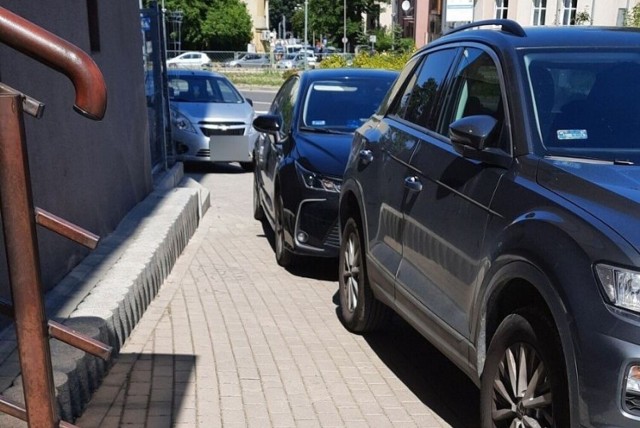 Prezentujemy 20 najbardziej szokujących przykładów parkowania - tym razem z drugiej połowy sierpnia. Zobaczcie zdjęcia robione przez fotoreporterów "Echa Dnia" uzupełnione o te nadesłane na adres internet@echodnia.eu oraz z profilu na Facebooku "Jak się parkuje w Kielcach". Zdjęcia zrobione między 20 a 31 sierpnia 2022. 

Niestety takie sposoby parkowania jak na zdjęciu - na ulicy Wojska Polskiego są bardzo częste. Blokowanie chodników to prawdziwa zmora.

Na kolejnych slajdach równie pomysłowi "mistrzowie parkowania z Kielc" - 20 przykładów bezmyślności z drugiej połowy sierpnia 2022 roku >>>