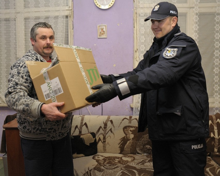 Miastko: Policjant z darami