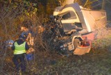 Wypadek na trasie Chojnice - Tuchola. TIR uderzył w drzewo
