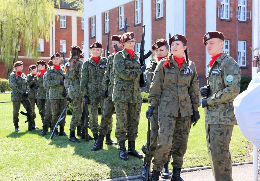 Uczniowie z ZSP w Kościelcu uświetlnili pokazem musztry Święto Pułku w Inowrocławiu [zdjęcia, wideo]