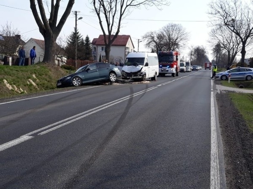 Wypadek pod Kraśnikiem. Bus zderzył się z BMW