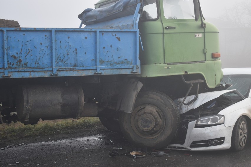 Wypadek w gminie Gołuchów. W miejscowości Karsy doszło do zderzenia dwóch pojazdów. Jedna osoba trafiła do szpitala