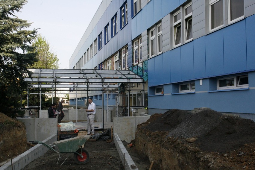 Szpital w Legnicy - kończy się remont wejścia