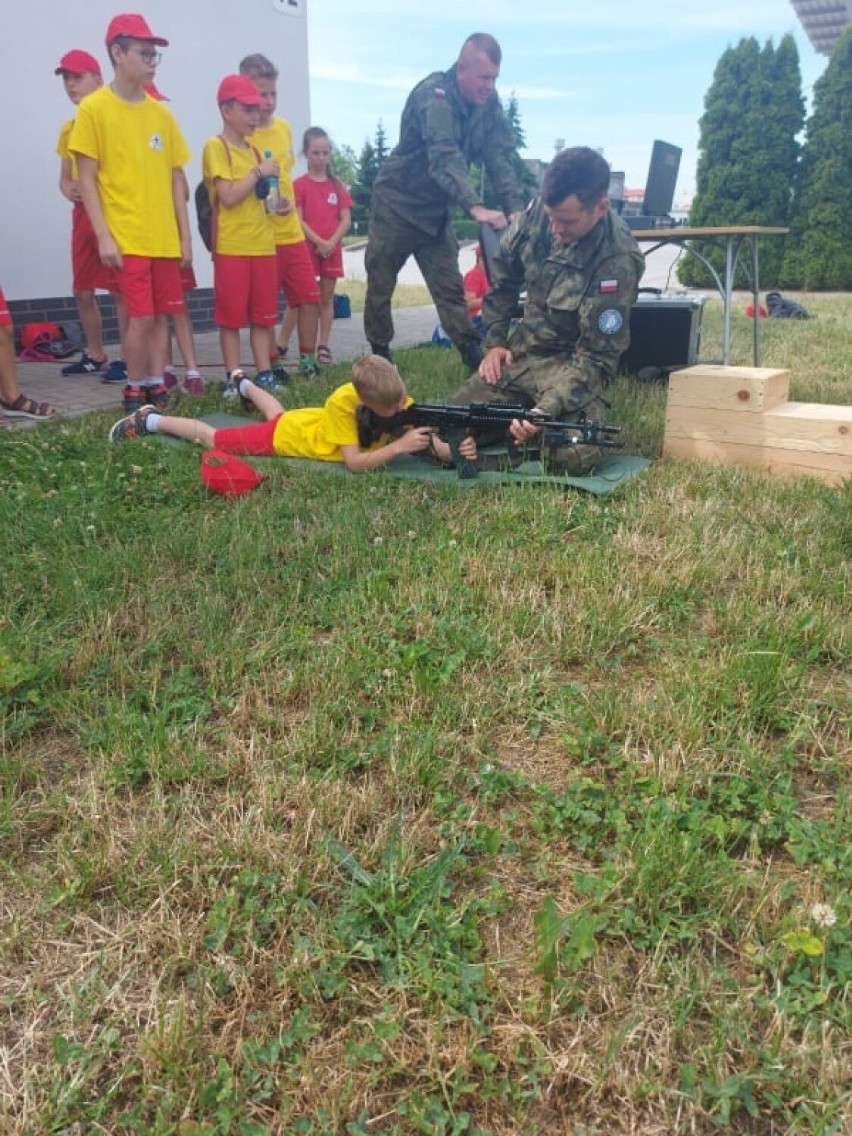 Zajęcia w ramach Klubu Małego i Młodego Ratownika na terenie jednostki wojskowej w Jarocinie