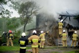 Piorun uderzył w chlew w Dużej Cerkwicy - zdjęcia z pożaru. Budynek doszczętnie spłonął 