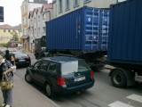 Ciężarówki jeżdżą na zakazie. Mieszkańcy ulicy Królowej Jadwigi żądają wzmożonych kontroli