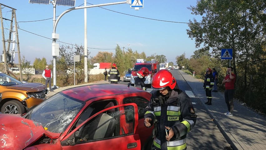 Wypadek na trasie Włocławek - Brześć Kujawski. Czołowe zderzenie samochodów [zdjęcia, wideo]