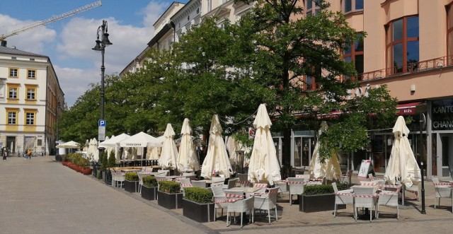 Sobota. Na Rynku Głównym trwają przygotowania do otwarcia w poniedziałek barów i restauracji.