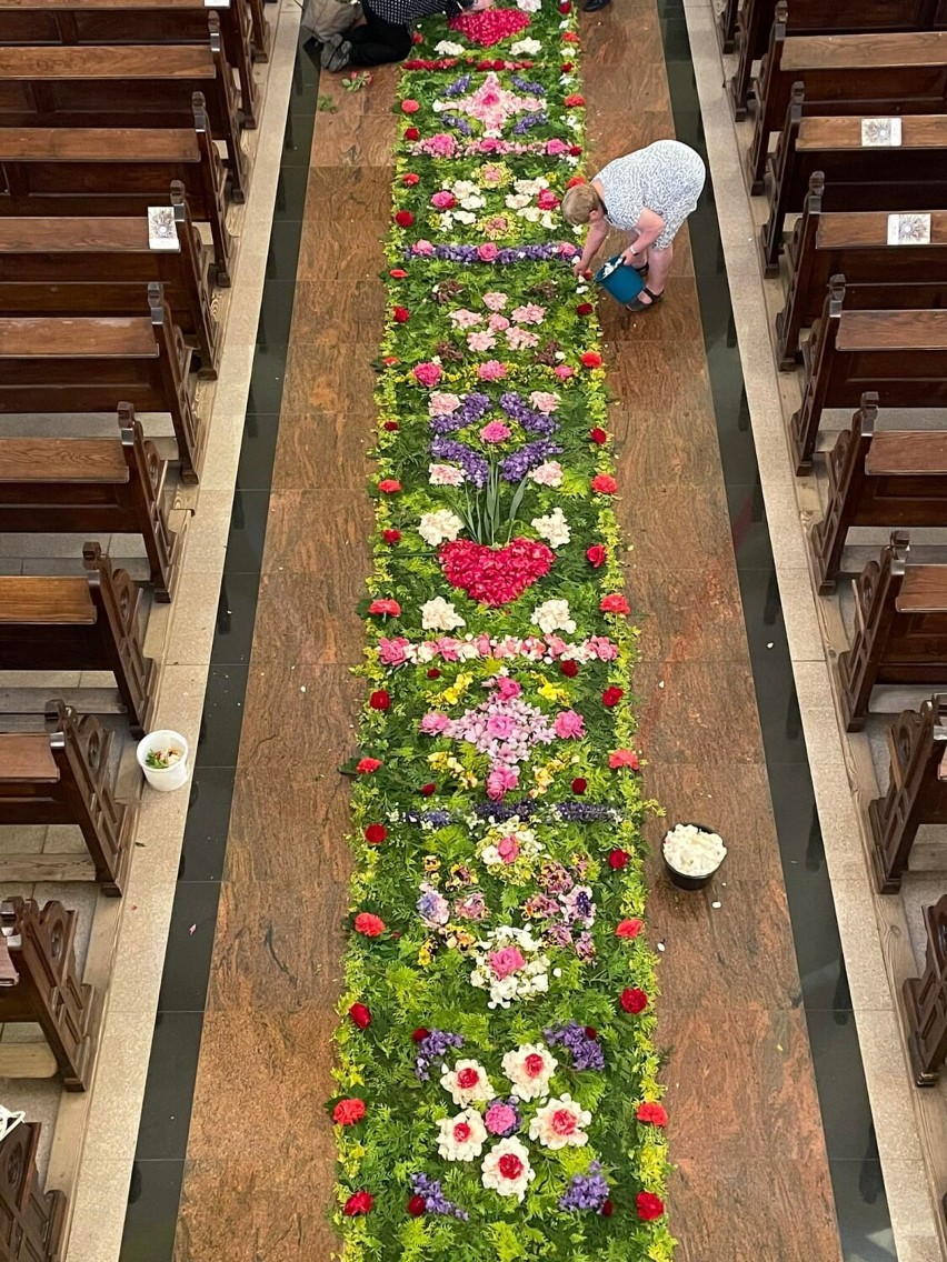 Piękny dywan z kwiatów na Boże Ciało w parafii Św. Józefa Sebastiana Biskupa w Przemyślu [ZDJĘCIA]