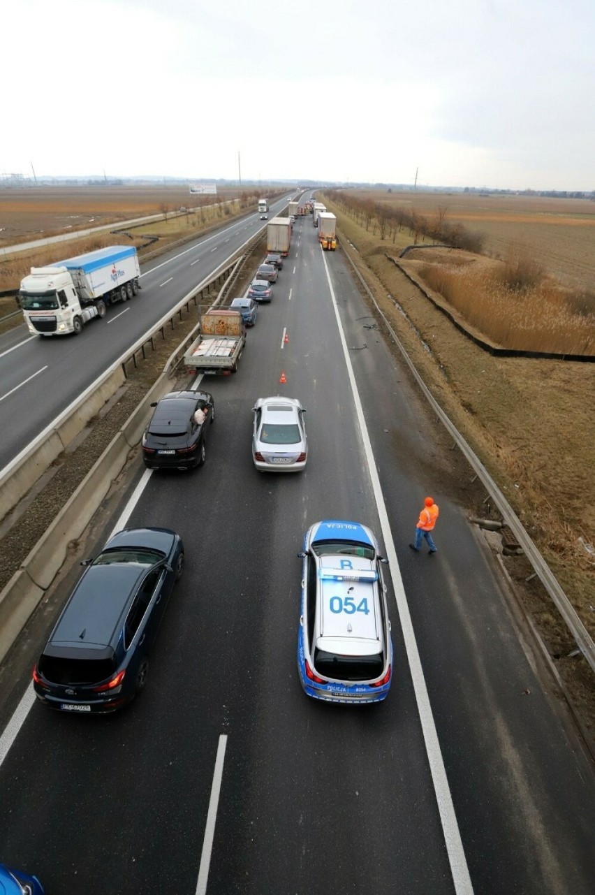 Wypadek na S8 koło Wrocławia, kierowca uwięziony w BMW. Na...