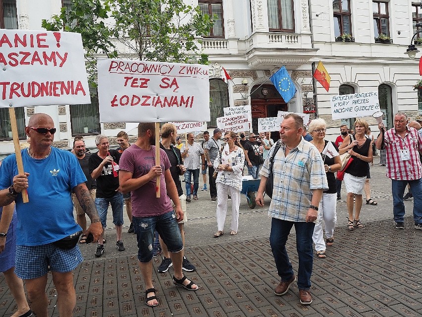 Protest. Związkowcy Zakładu Wodociągów i Kanalizacji przyszli z taczkami pod Urząd Miasta Łodzi ZDJĘCIA