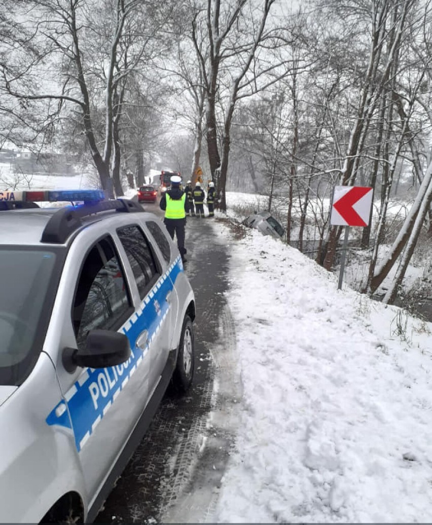 Wypadek w Łucjanowie. W akcji służby ratunkowe z powiatów szamotulskiego i międzychodzkiego [ZDJĘCIA]