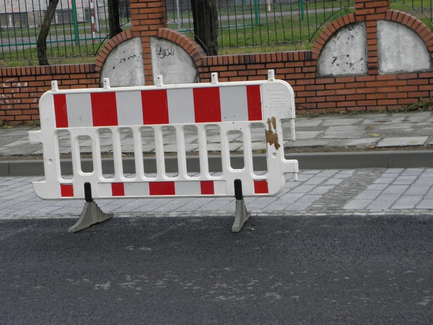 Parkingi w Żorach: Tu kostka jest, tam jej brakuje... [ZDJĘCIA]