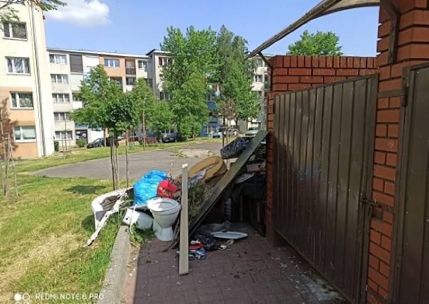 Śmieci pod oknami bloków na os. Jagiellońska w Piotrkowie
