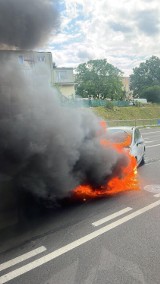 W Gdyni na skrzyżowaniu ulic Kwiatkowskiego i Sucharskiego auto stanęło w płomieniach. Na miejsce przyjechała straż pożarna