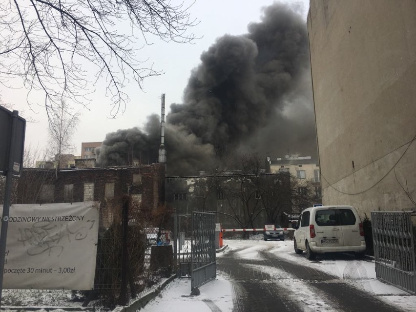 Pożar na Mokotowie. Płonie budynek przy ul. Racławickiej