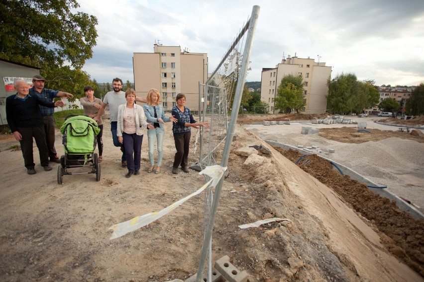 Bochnia. Mieszkańcy ulicy Campi stracili dojazd do domów przez budowane rondo