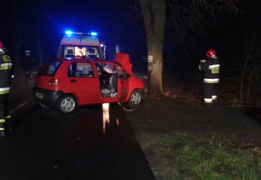 Plebanki: Samochód marki Daewoo Matiz uderzył w drzewo