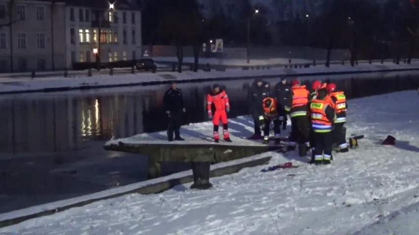Akcja ratownicza w rzece Elbląg. Strażacy wydobyli 59-latka...