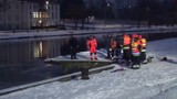 Strażacy wydobyli 59-latka z rzeki Elbląg. Wpadł do wody w centrum miasta. Mężczyzna nie żyje [wideo]