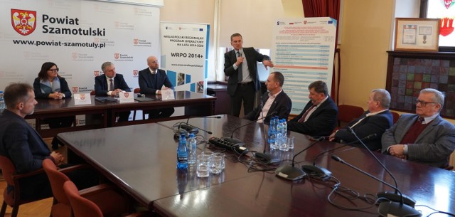 W trakcie spotkania z marszałkiem i posłem dyrektor Pawelczak przedstawił założenia projektu, o którego dofinansowanie ubiega się SP ZOZ