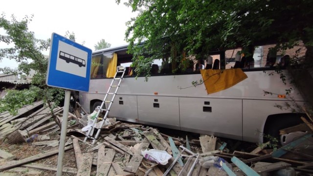 Wypadek autobusu w Parzniewicach, 23.06.2021. Kierowca reanimowany, na miejscu LPR