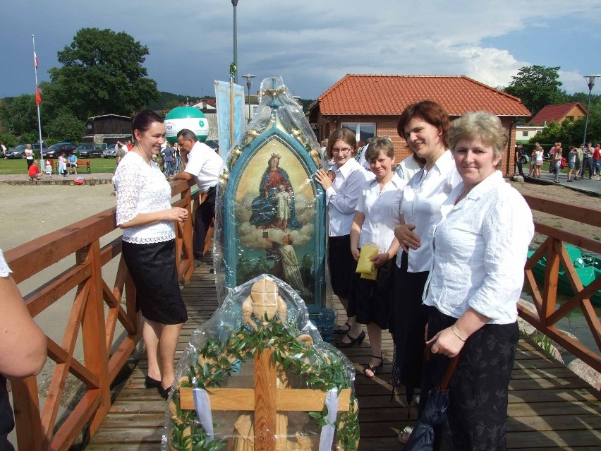 Jezioro Żarnowieckie. Pielgrzymi na łodziach popłynęli na odpust Św. Anny