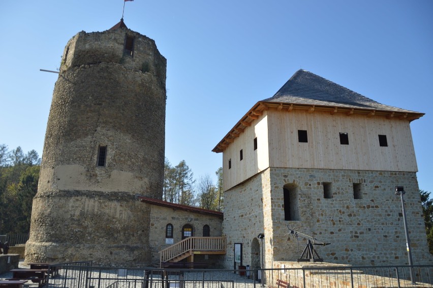 Zamek w Czchowie, częściowo zrekonstruowany. Wzniesiono go w...