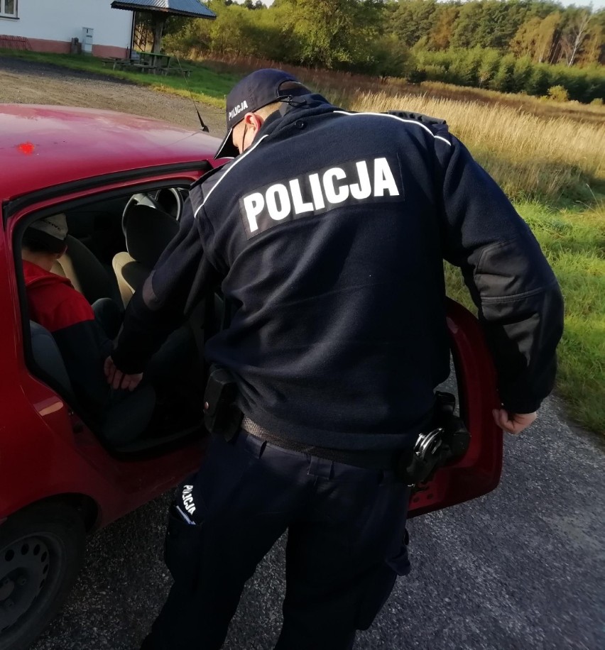 Policja Radomsko: zatrzymany kierowca bez uprawnień, pojazd niedopuszczony do ruchu, a w nim nieletni uciekinier